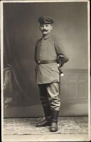 Foto Ak Deutscher Soldat in Uniform, Kriegsjahre 1916