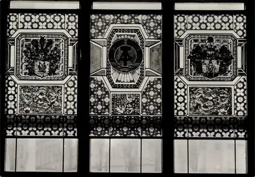 Ak Annaberg Buchholz im Erzgebirge, Festhalle, Farbige Bleiglasfenster im Saal