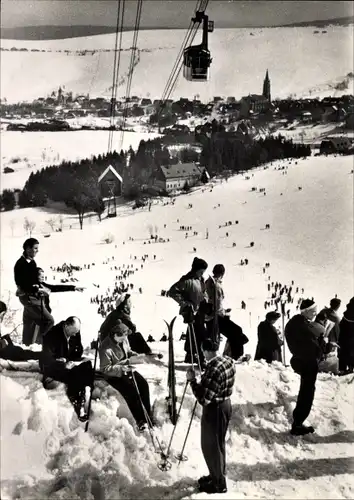 Ak Oberwiesenthal im Erzgebirge, Blick vom Slalomhang auf den Ort, Skifahrer, Schnee