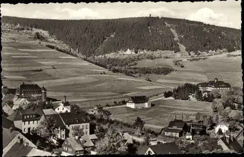 Ak Oberwiesenthal im Erzgebirge, Teilansicht mit Fichtelberg