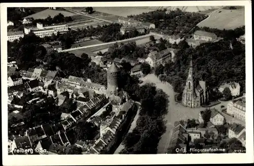 Ak Freiberg in Sachsen, Fliegeraufnahme, Kirche und Turm, Straßenpartie, Wohnhäuser