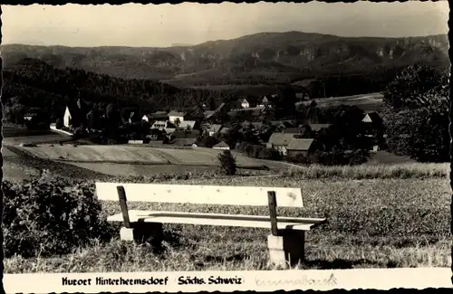 Ak Hinterhermsdorf Sebnitz Sachsen, Blick auf den Ort, Sitzbank