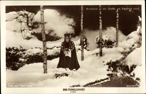 Ak Die Nibelungen, Filmszene, Kriemhild an der Quelle, wo Siegfried starb, Ross 677/2