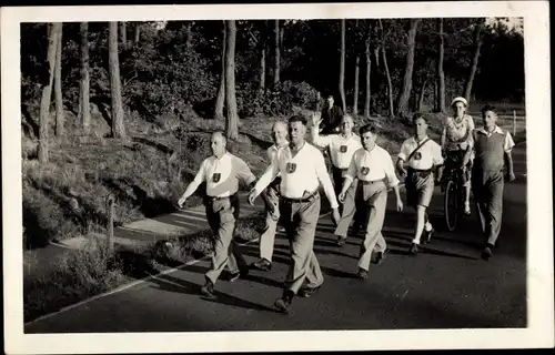 Foto Ak Nijmegen Gelderland, Männer auf dem Nijmegenmarsch, 4 Tage Marsch