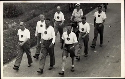 Foto Ak Nijmegen Gelderland, Männer auf dem Nijmegenmarsch, 4 Tage Marsch