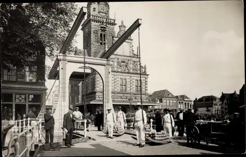 Ak Alkmaar Nordholland Niederlande, Brücke, Käsemarkt