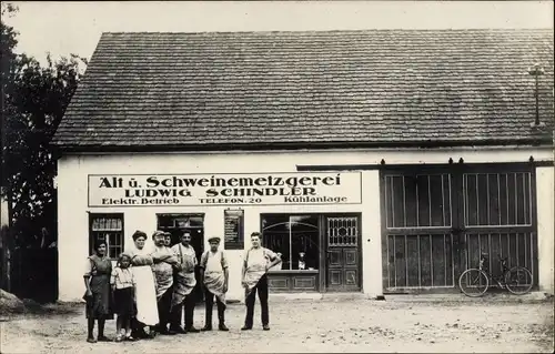 Foto Ak Alt und Schweinmetzgerei von Ludwig Schindler, Mitarbeiter, Fahrrad