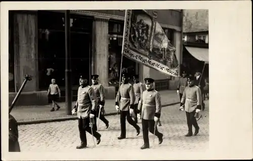 Foto Ak Prozession, Männer in Uniformen, Fahne mit Jesus, 1931