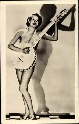 Ak Musikerin Mary Blackwood, Portrait mit Banjo, nackte Beine
