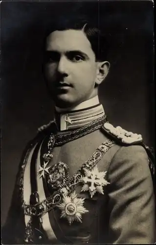 Ak Umberto II, König von Italien, Portrait in Uniform, Orden