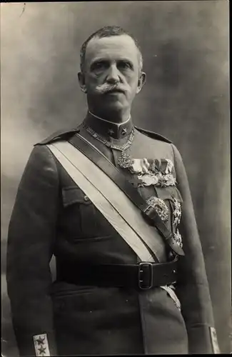 Ak Viktor Emanuel III, König von Italien, Portrait in Uniform, Orden