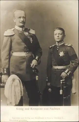 Ak König Friedrich August III von Sachsen mit Kronprinz, Portrait in Unniform