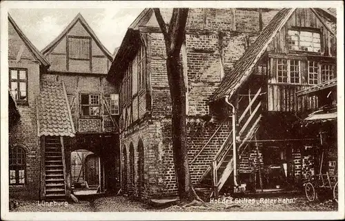 Ak Lüneburg in Niedersachsen, Hof des Stiftes Roter Hahn