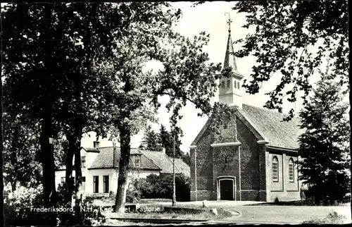 Ak Frederiksoord Drenthe, N. H. Kerk met Pastorie