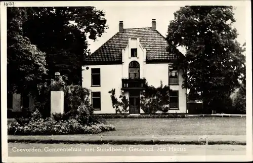 Ak Coevorden Drenthe, Gemeentehuis met Standbeeld Generaal van Heutsz