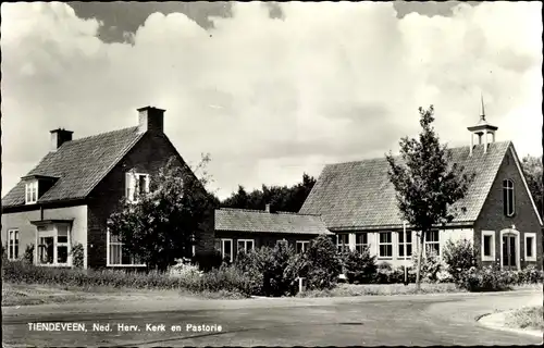 Ak Tiendeveen Hoogeveen Drenthe Niederlande, Ned. Herv. Kerk en Pastorie