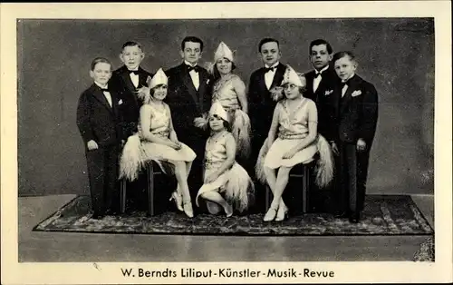 Ak W. Berndts Liliput Künstler Musik Revue, Liliputanergruppe