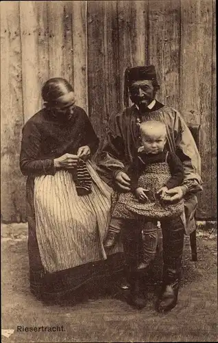 Ak Riesertracht, Paar in Tracht mit Kind