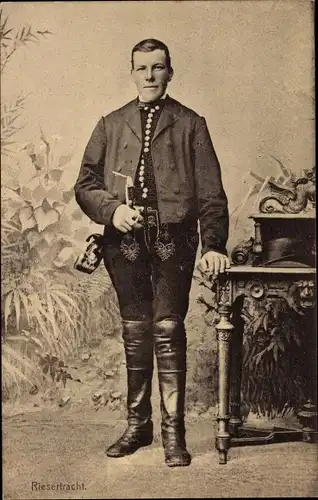 Ak Riesertracht, Junger Mann in Tracht, Pfeife