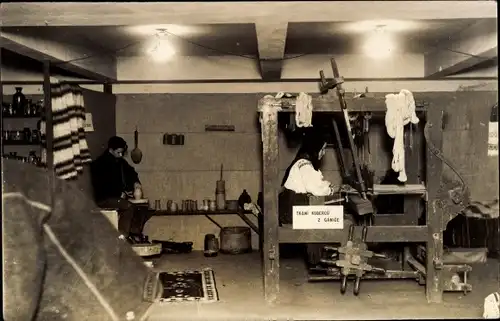 Foto Ak Praha Prag, Frau am Webstuhl, Mann beim Töpfern, Trachten