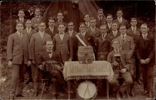 Foto Ak Gruppenaufnahme von Männern, Bierfass, Trommel, Akkordeon