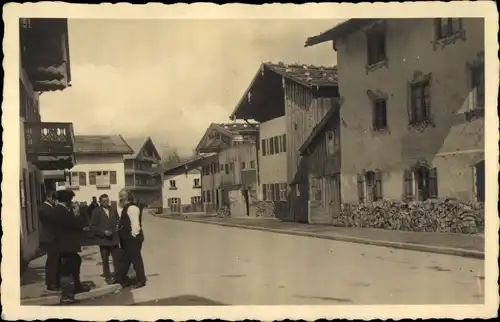 Ak Oberammergau in Oberbayern, Straßenpartie, Passanten