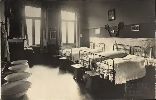 Foto Ak Hannover in Niedersachsen, Inneres eines Hauses, Betten, Schüssel, Fenster