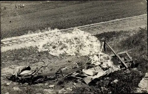Foto Ak abgeschossenes französisches Militäflugzeug, Trümmer, 1. WK