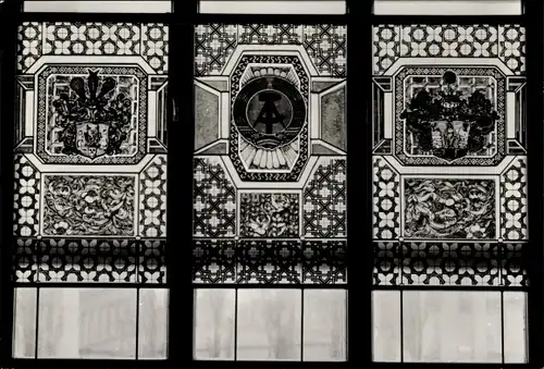 Ak Annaberg Buchholz im Erzgebirge, Festhalle, Farbige Bleiglasfenster im Saal