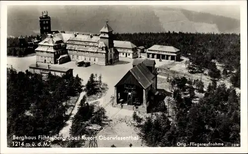 Ak Oberwiesenthal im Erzgebirge Sachsen, Berghaus Fichtelberg, Fliegeraufnahme