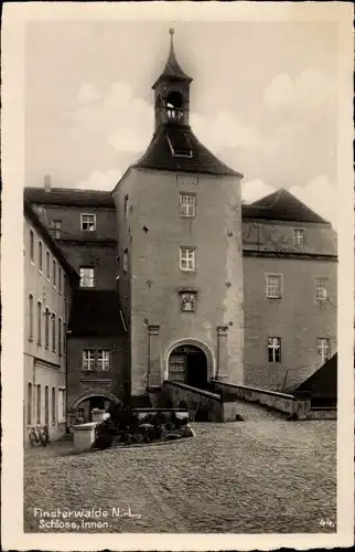 Ak Finsterwalde im Kreis Elbe Elster, Schloss, Innenhof