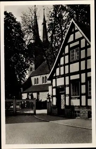 Ak Doberlug Kirchhain in Brandenburg, An der Stadtkirche, Fachwerkhaus