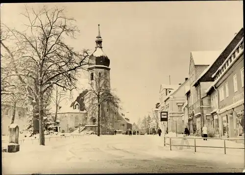 Ak Olbernhau im Erzgebirge Sachsen, Straßenpartie im Winter, Bushaltestelle, Kirchturm