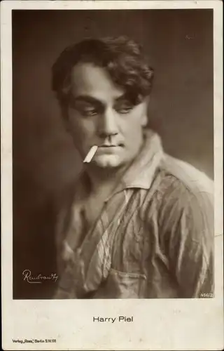 Ak Schauspieler Harry Piel, Portrait, Zigarette