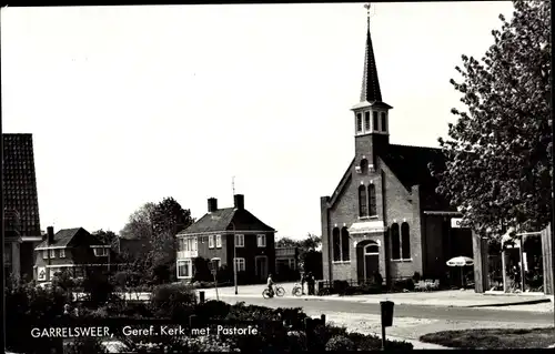 Ak Garrelsweer Groningen Niederlande, Ned. Herv. Kerk met Pastorie
