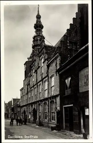 Ak Zierikzee Zeeland, Stadhuis, Stadthaus, Straßenansicht