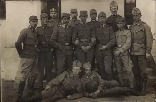 Foto Ak KuK Soldaten in Uniformen, Gruppenaufnahme