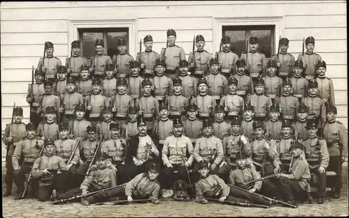 Foto Ak KuK Soldaten in Uniformen, Gruppenaufnahme