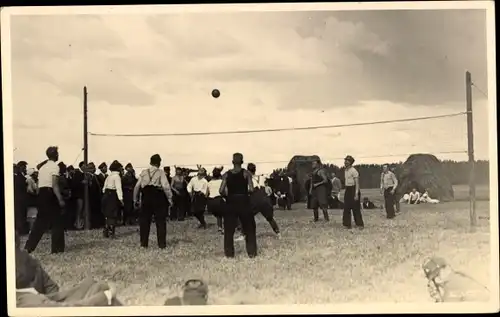 Foto Ak Männer spielen Volleyball, Volleyballspiel, Zuschauer