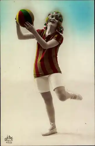 Ak Frau mit Ball, Sport, Sportkleidung