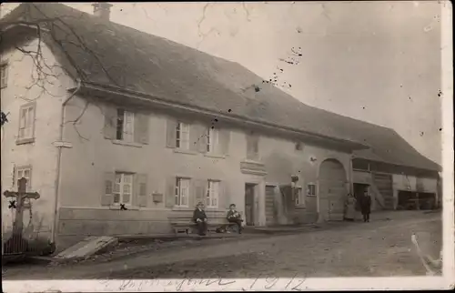 Foto Ak Ortschaft in Deutschland, Wohnhaus, Bank, Kreuz, 1912