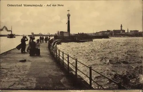 Ak Ostseebad Warnemünde Rostock, Auf der Mole