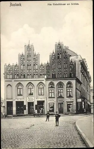 Ak Hansestadt Rostock, Alte Giebelhäuser am Schilde Geschäfte