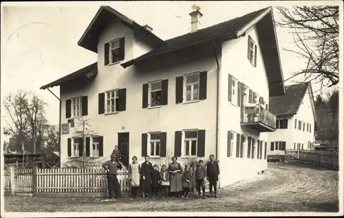 Foto Ak Herrsching am Ammersee, Personen vor einem Wohnhaus
