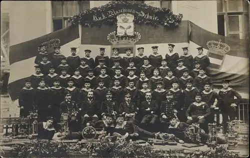 Foto Ak Pola Pula Kroatien, KuK Maschinenschule, Österreichische Soldaten in Uniformen, Seeleute