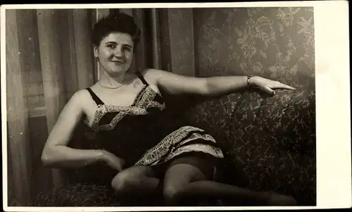 Foto Ak Frau in Unterwäsche auf einer Couch, Strümpfe