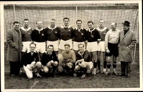 Foto Ak Fußballmannschaft vor dem Tor, Pokalsieger, 1960