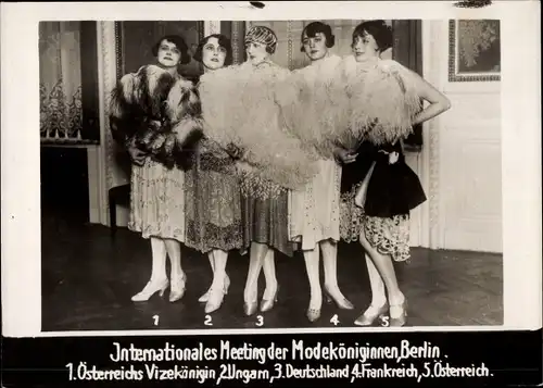 Foto Berlin, Internationales Meeting der Modeköniginnen 1927, Frauen mit Federfächern