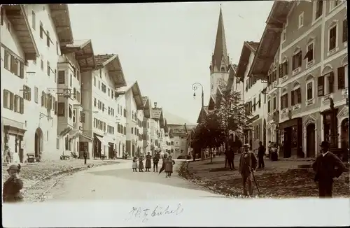 Foto Ak Kitzbühel in Tirol, Straßenpartie, Kirchturm
