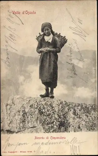 Ak Cimamulera Piemonte, Valle d'Ossola, Mädchen mit Holzkiepe